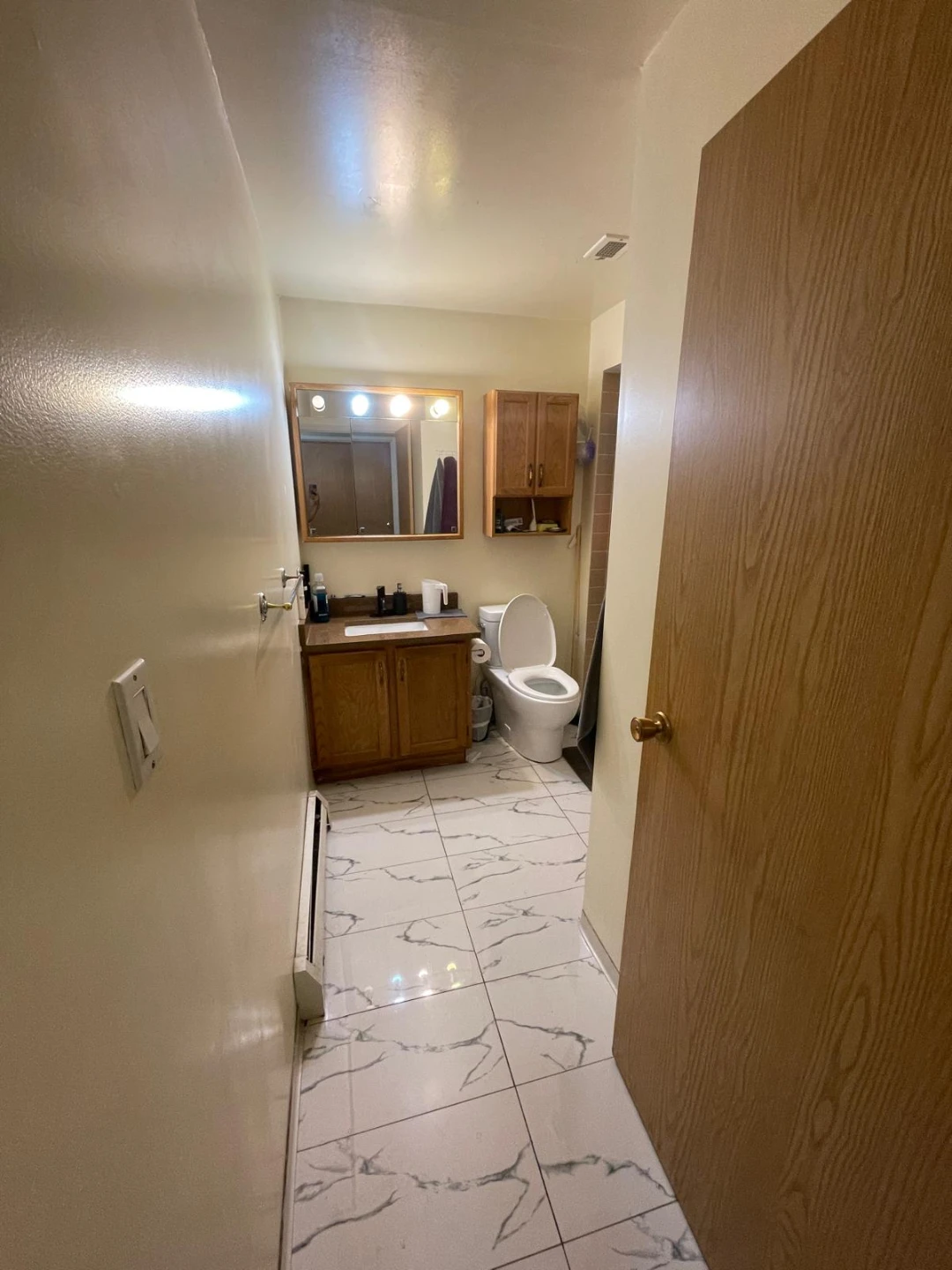 Spacious 200 sq ft Room Steps from King George SkyTrain - photo 3
