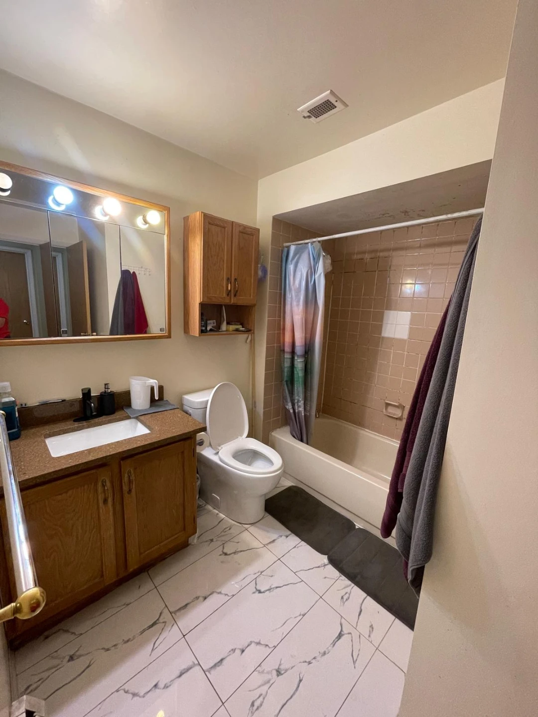 Spacious 200 sq ft Room Steps from King George SkyTrain - photo 4