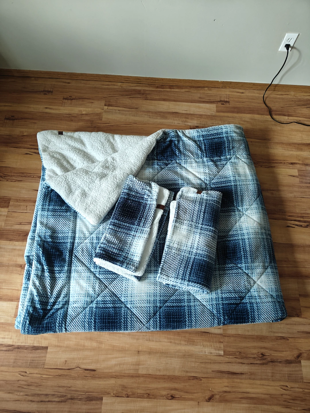 Roots Home Plaid Blanket with Sherpa Trim - photo 2