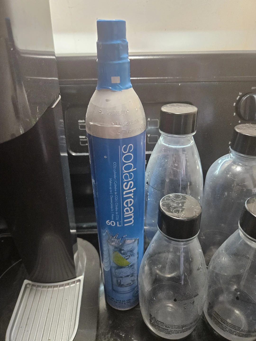 SodaStream Sparkling Water Maker with CO2 Cylinder & Bottles - photo 3
