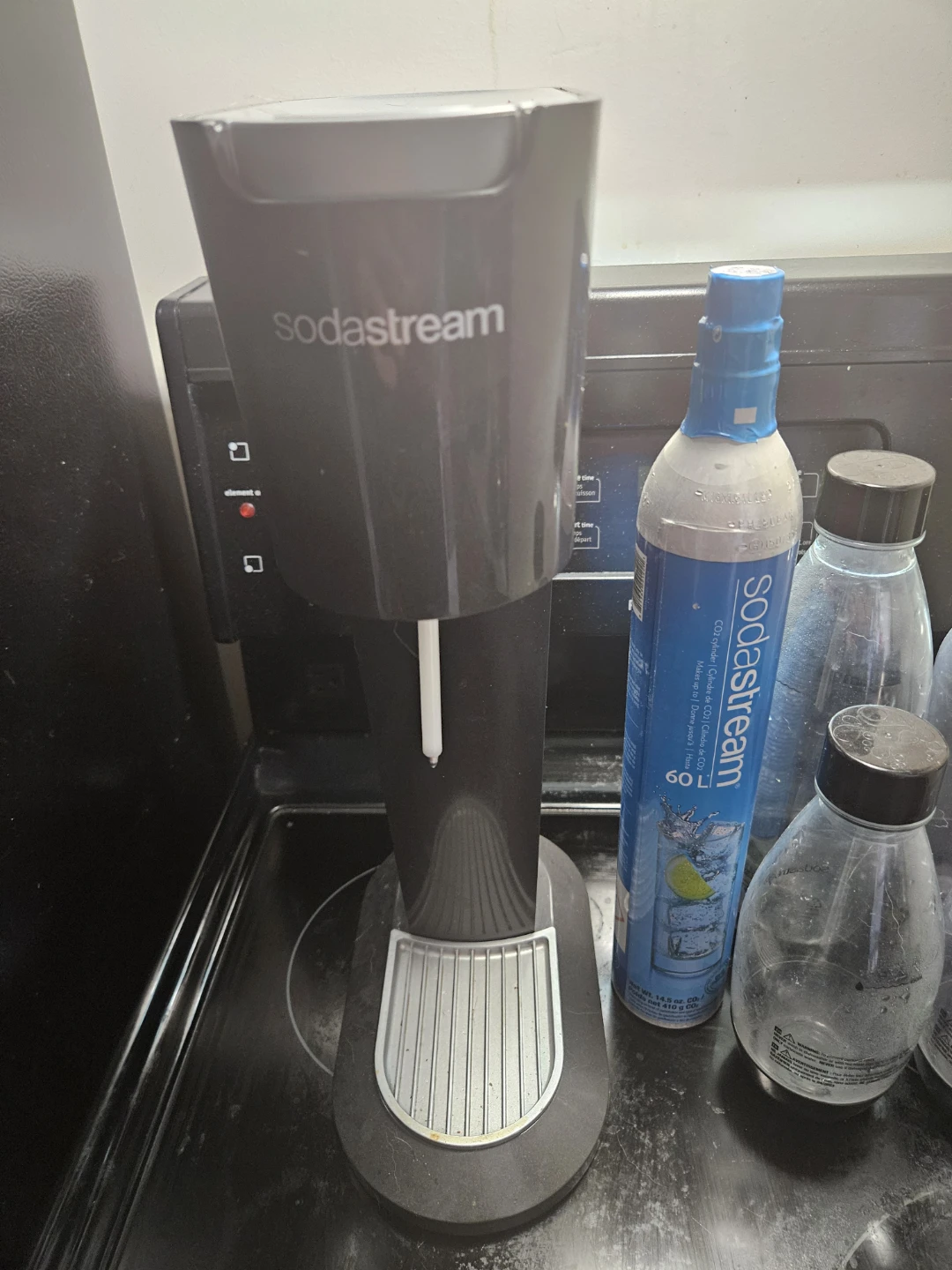 SodaStream Sparkling Water Maker with CO2 Cylinder & Bottles - photo 4