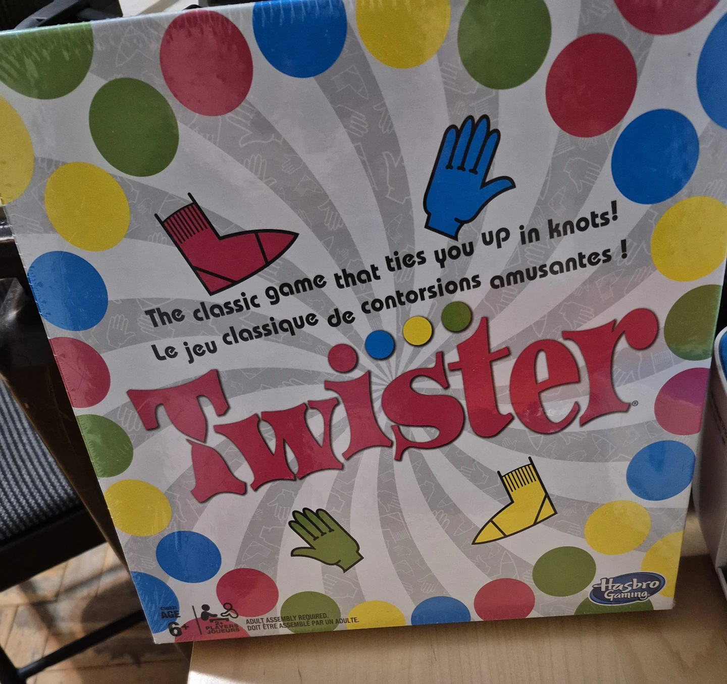 BNIB)Ages 6+ Classic Twister Board Game