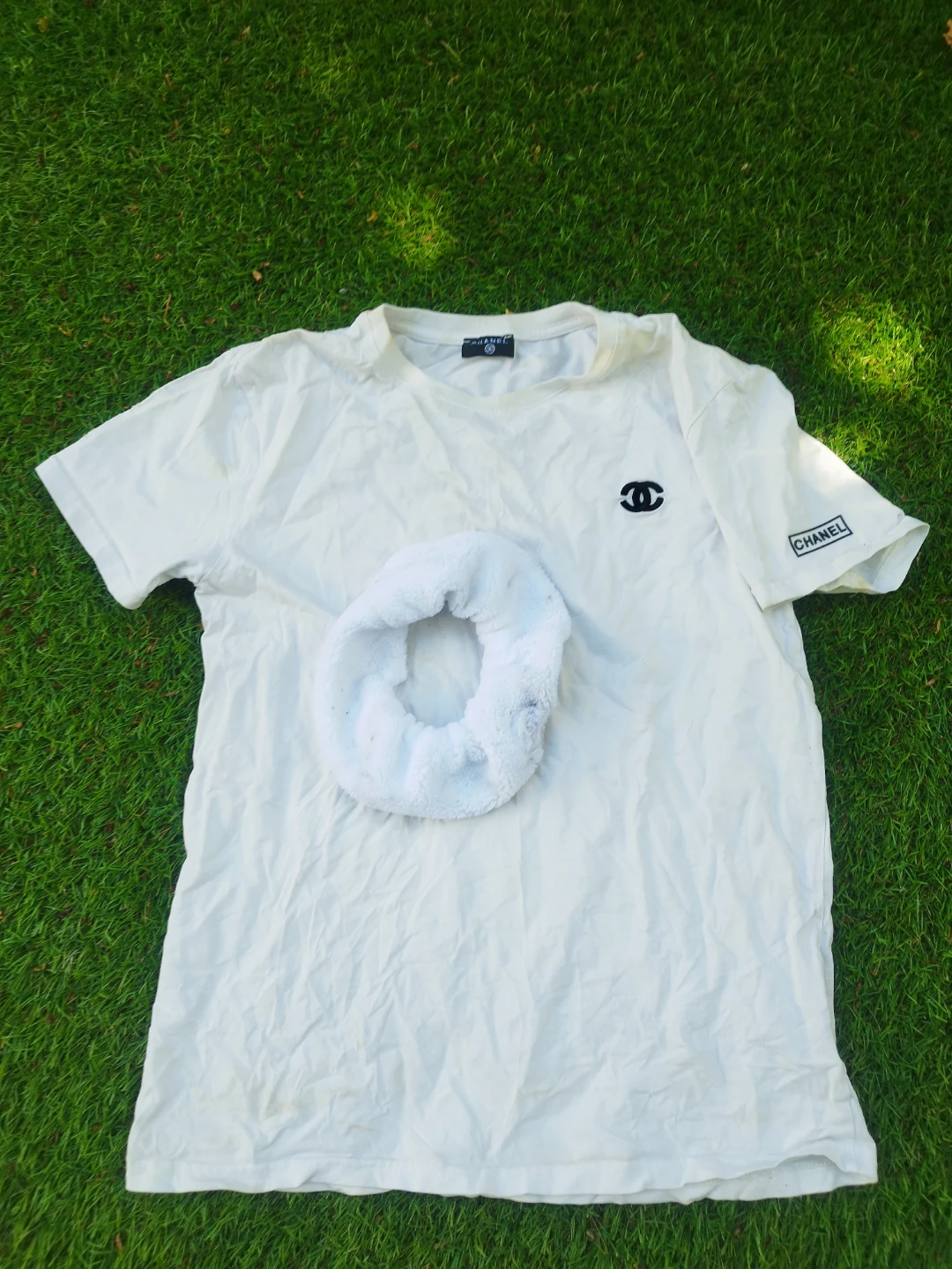 CHANEL T-shirt and hair tie scrunchie