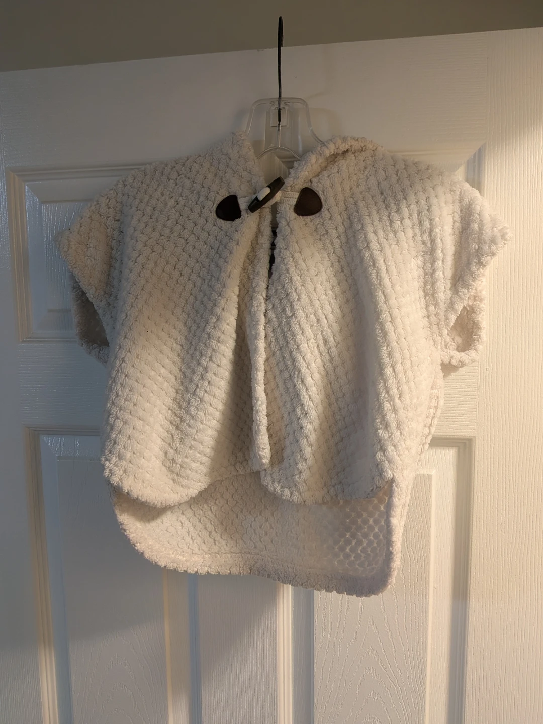 White Hooded Cape pick up only in st.albert - photo 4