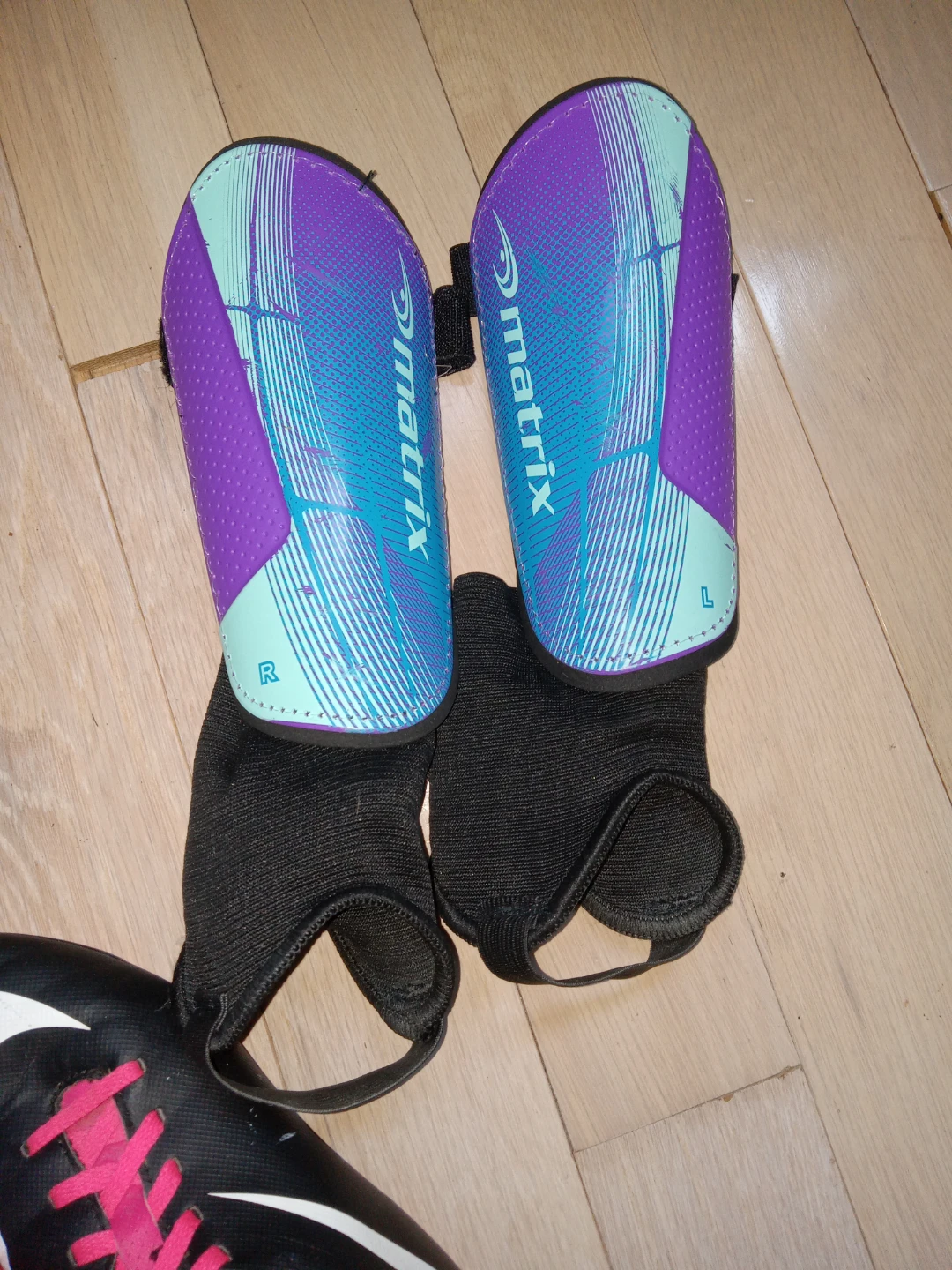 GIRLS 1Y Nike Soccer Cleats & Shin Guards - photo 3