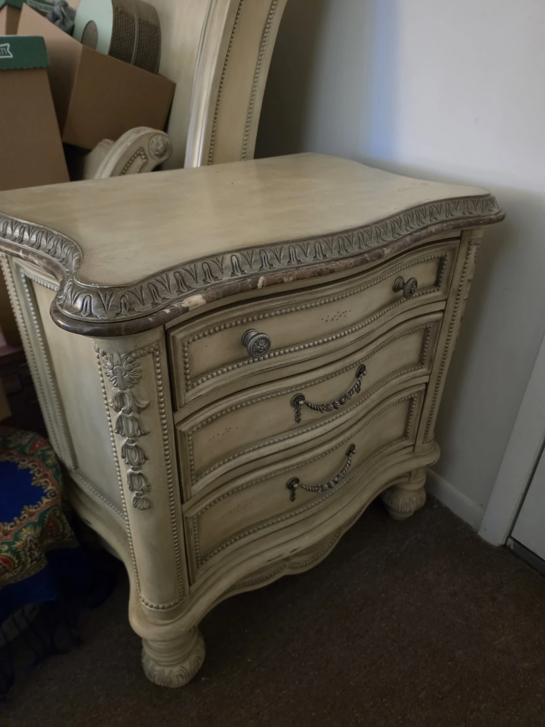 Queen bed and 1 matching nightstand - photo 4