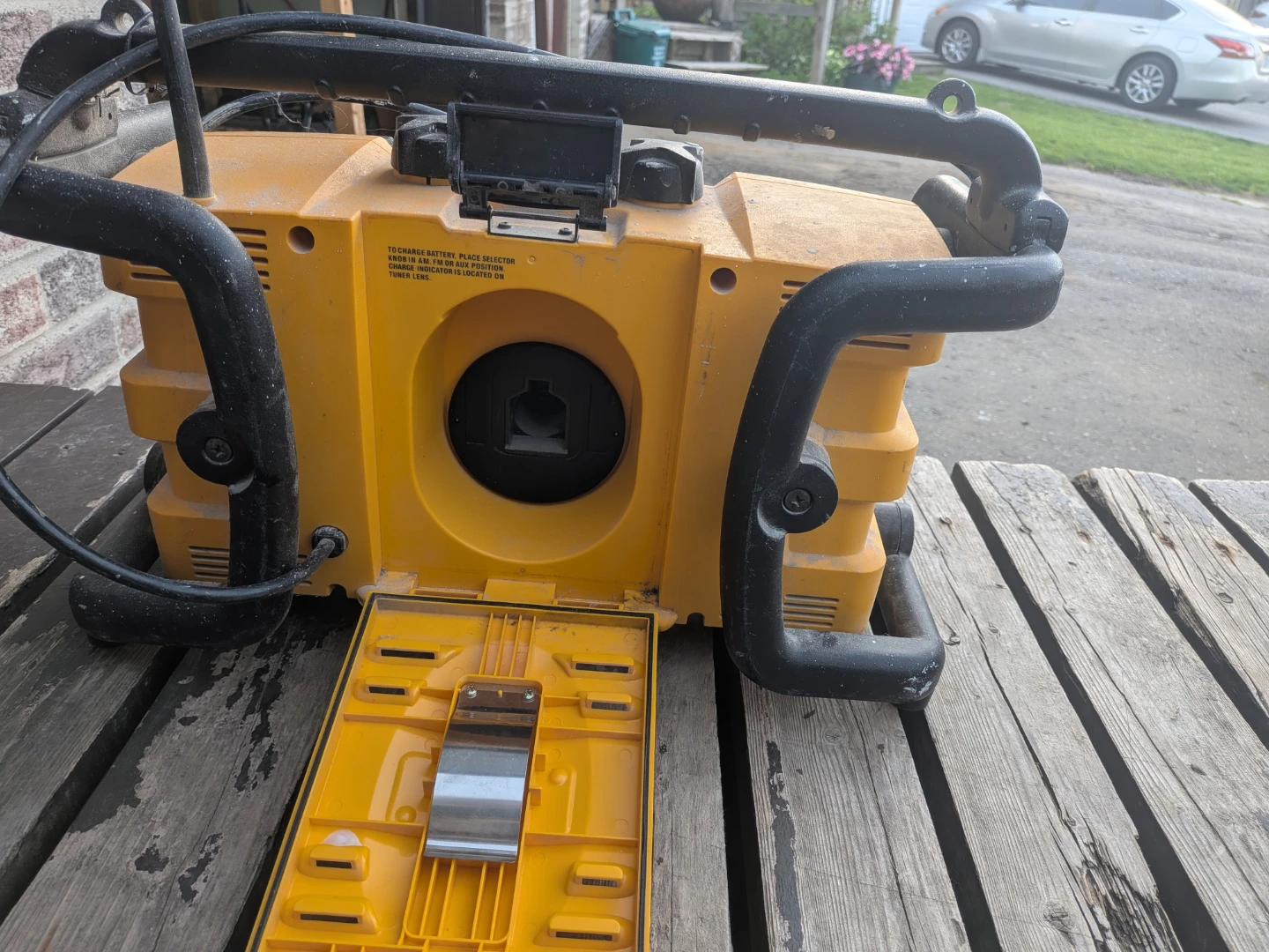 DEWALT DW911 Work Site Radio/Charger - photo 3