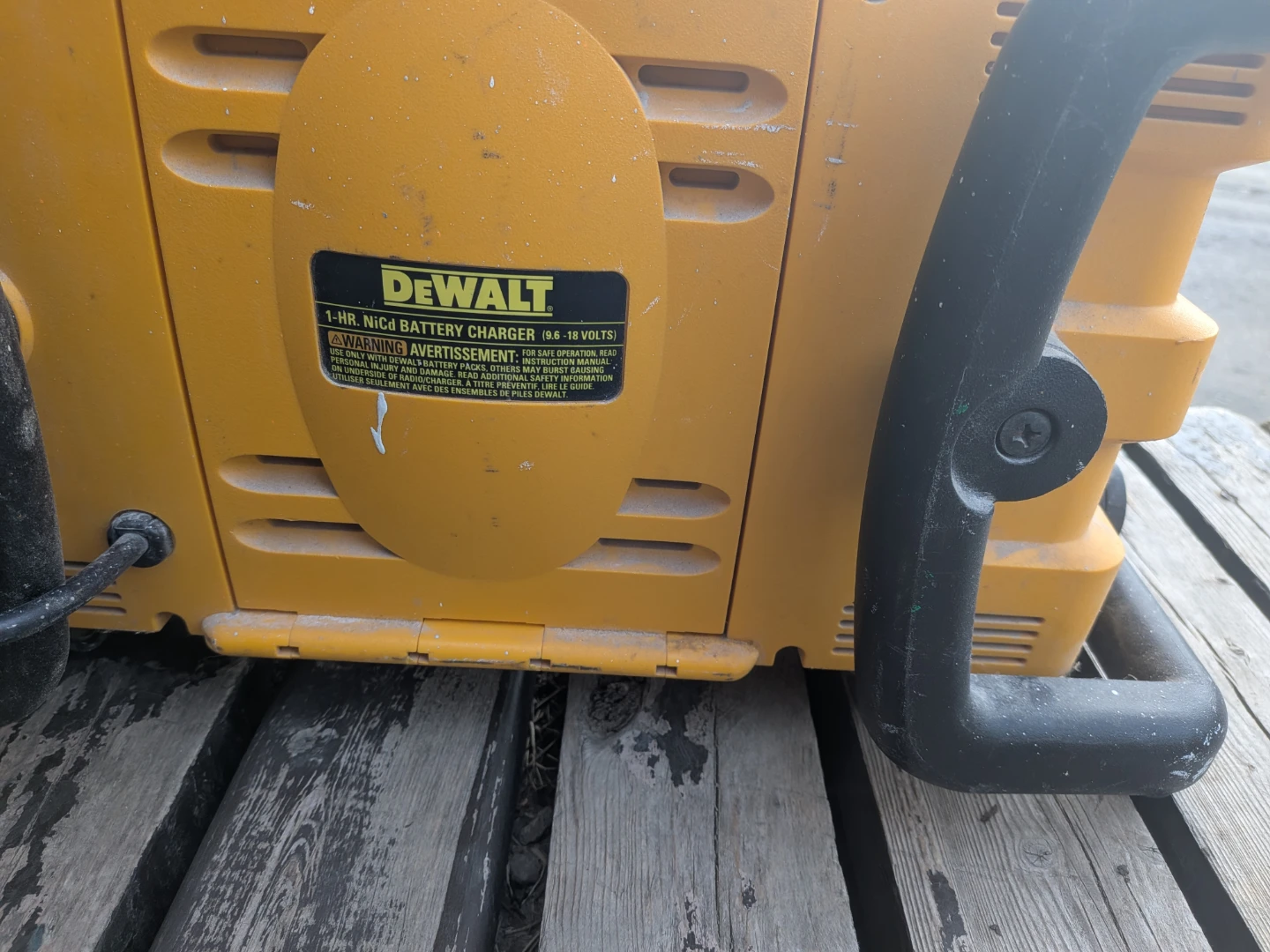 DEWALT DW911 Work Site Radio/Charger - photo 4