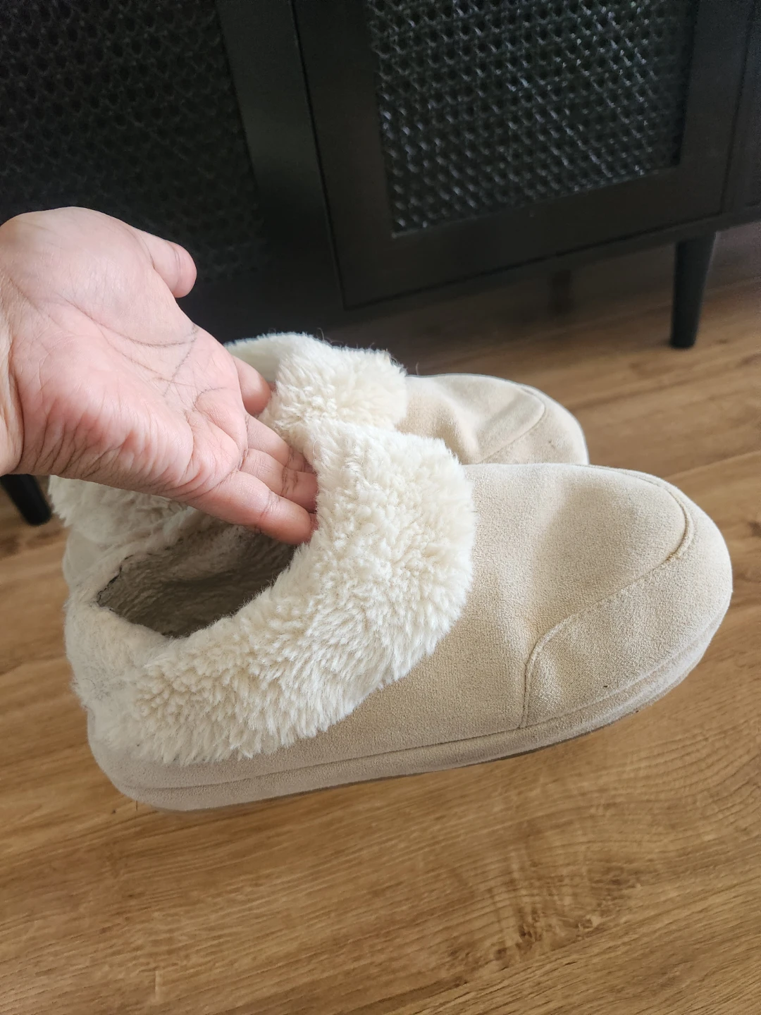 Isotoner Fleece Lined Slippers ⚽