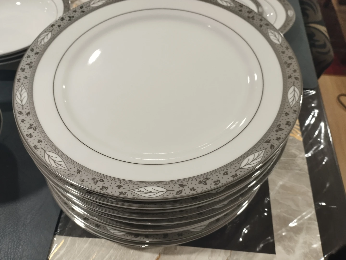 Elegant 12 person dinnerware set - photo 4
