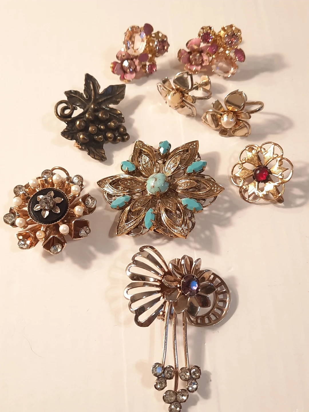 Assorted Vintage Brooches and Screw-Back Earrings