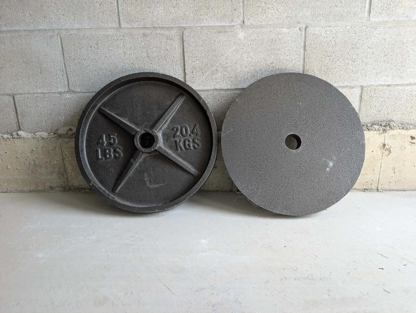 2 x 45 LB / 20.4 KG Cast Iron Weight Plates - photo 2