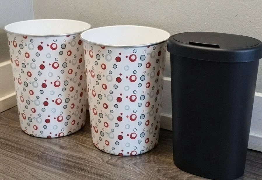 2 waste bins & one black bin with lid. Take all for $3.5