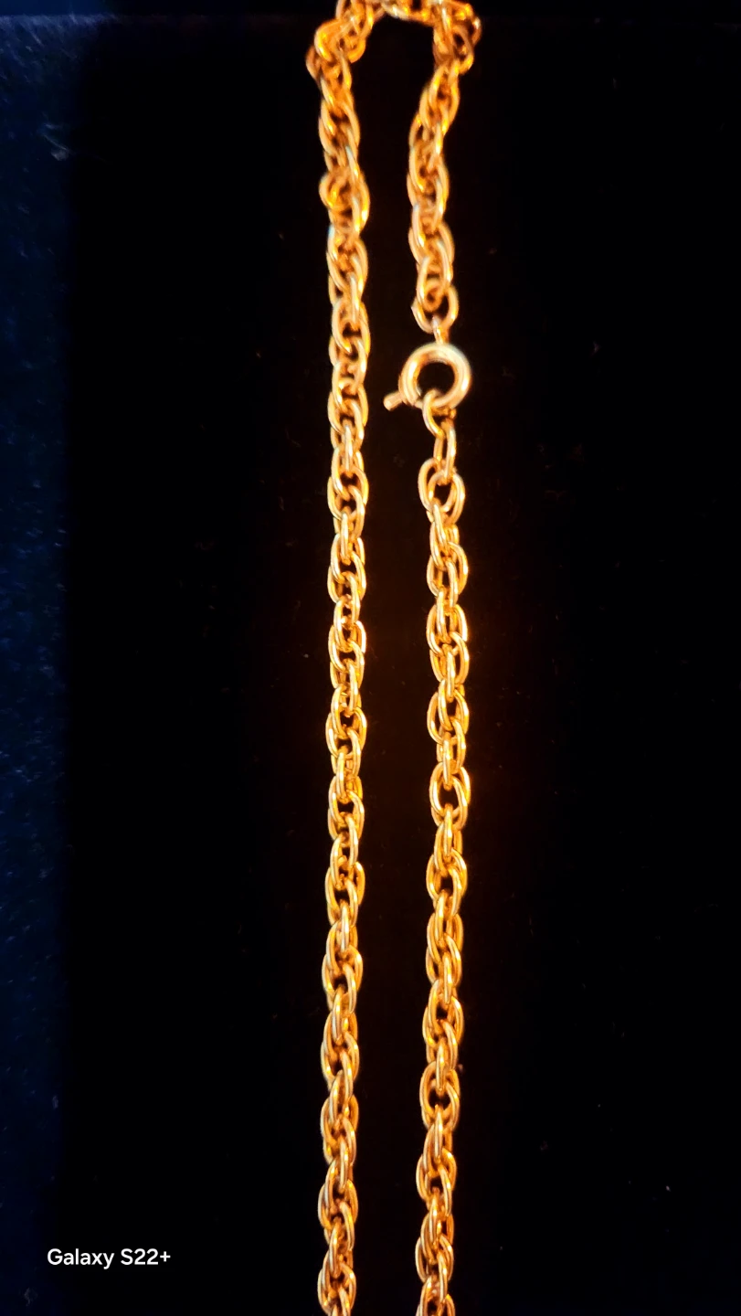 Vintage gold toned locket on its original gold chain - photo 2
