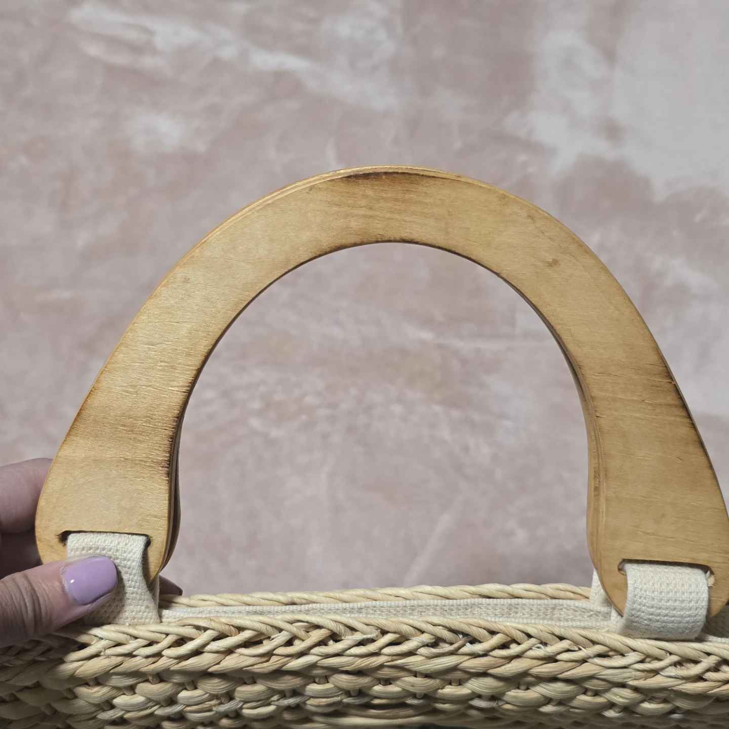 Woven straw tote bag with wooden handles - photo 4