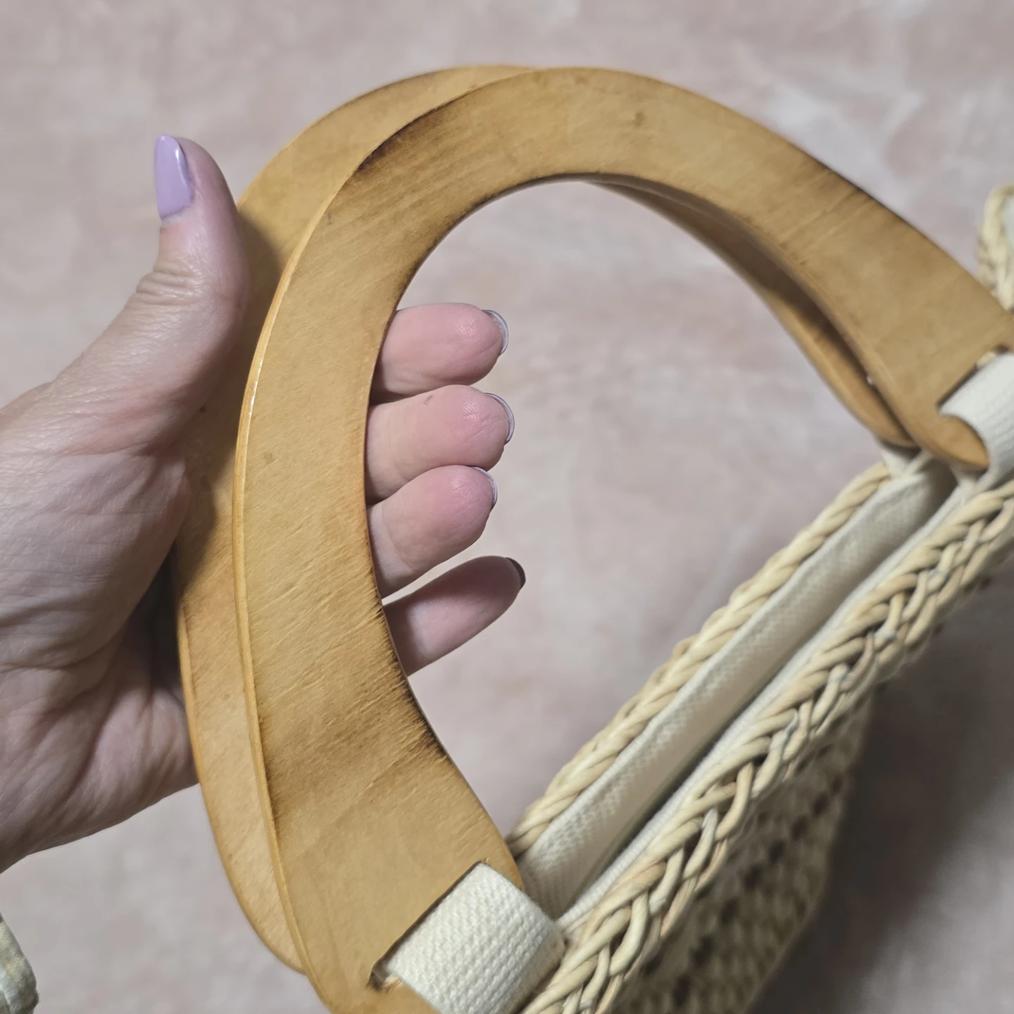 Woven straw tote bag with wooden handles - photo 5