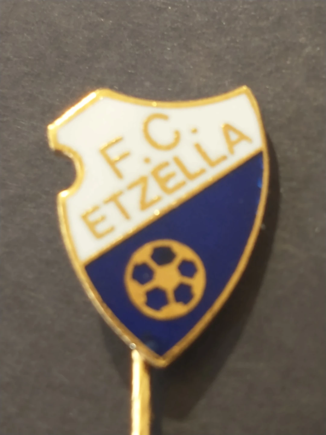 Rare FC Etzella Luxembourg pro football lapel pin - photo 2