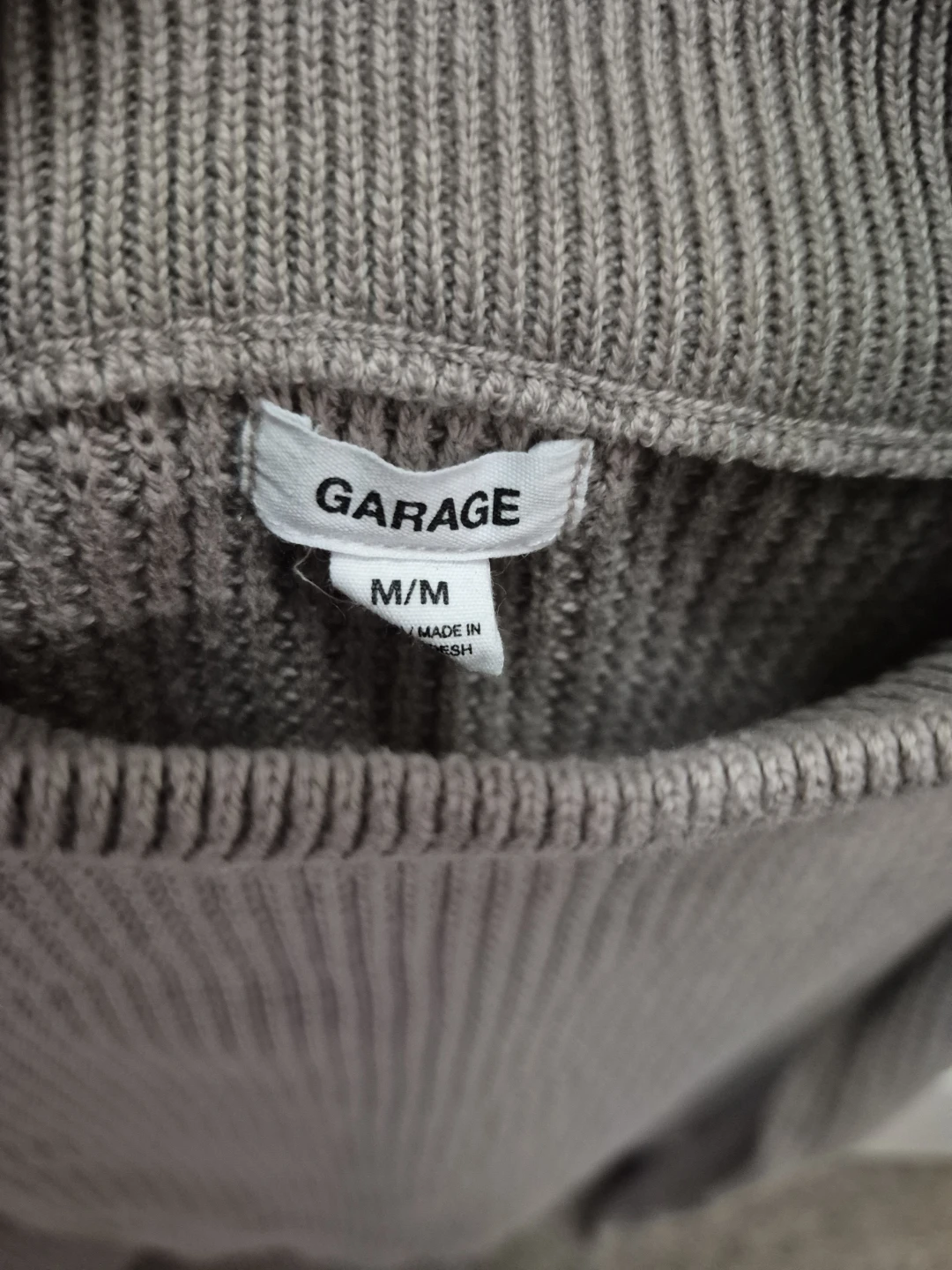 Garage Knit Sweater and 2 Basic Top Size Medium - photo 5