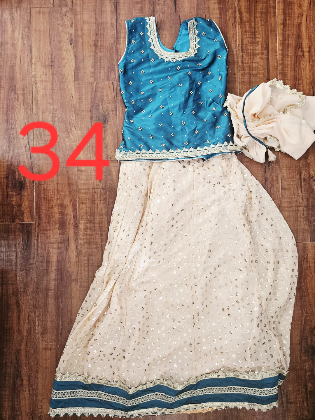 Girl's Indian Outfit - Sizes 32, 34, 36 - photo 3