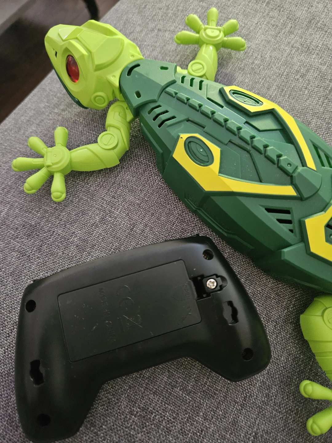 Remote Control Climbing Gecko Toy - photo 3