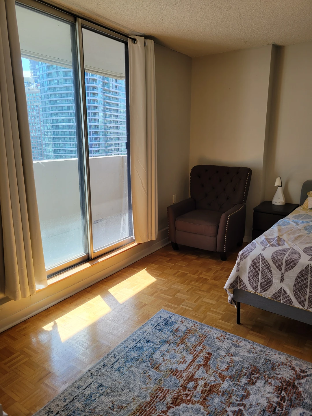 For rent master bedroom with private 1/2 bath and balcony - photo 2