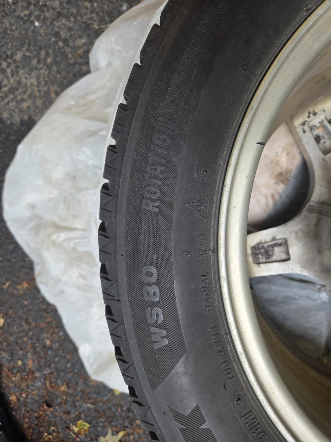 Bridgestone Blizzak WS80 Snow Tire 205/55R16 - photo 2