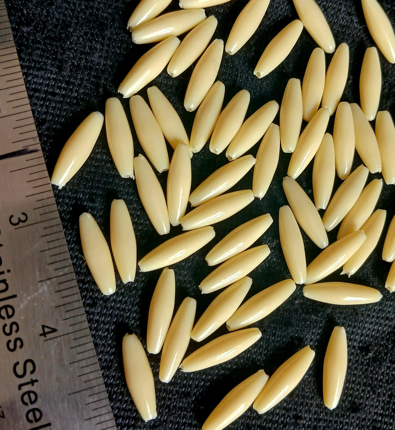 Lot of 50 large Cream (Ivory) Oval plastic Beads - photo 2