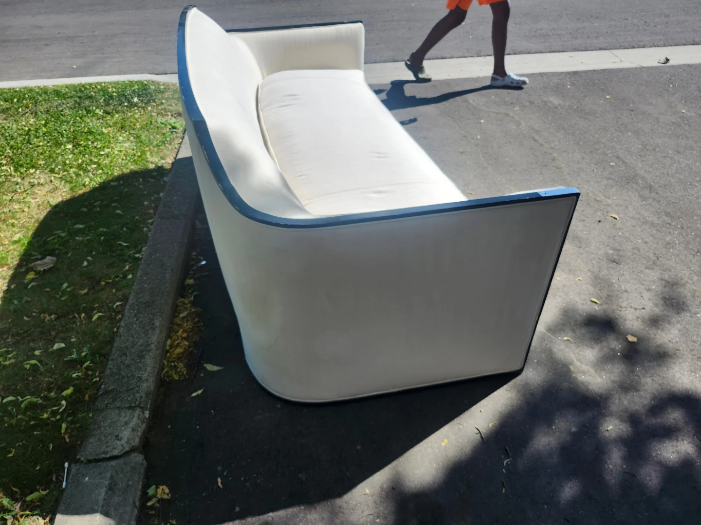 White Sofa with chrome frame set - photo 4