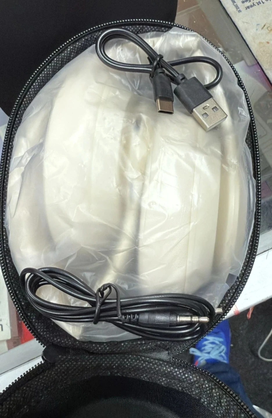 ⚽️ Beats Headphones with Case and Cables