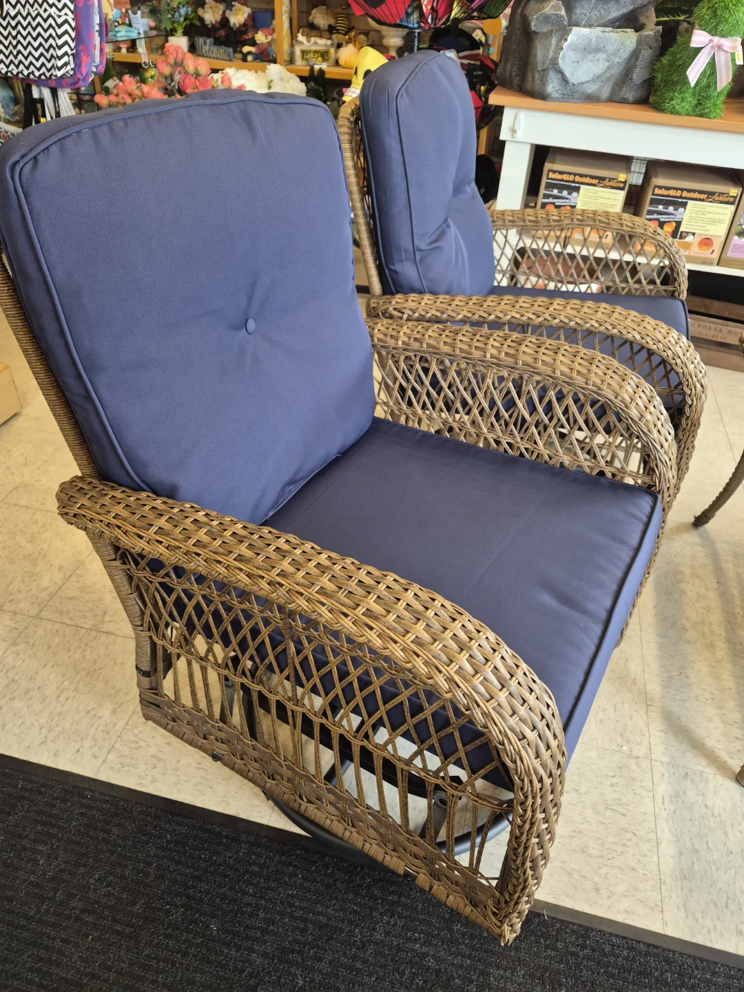 New 4 piece Wicker patio set with navy cushions - photo 5