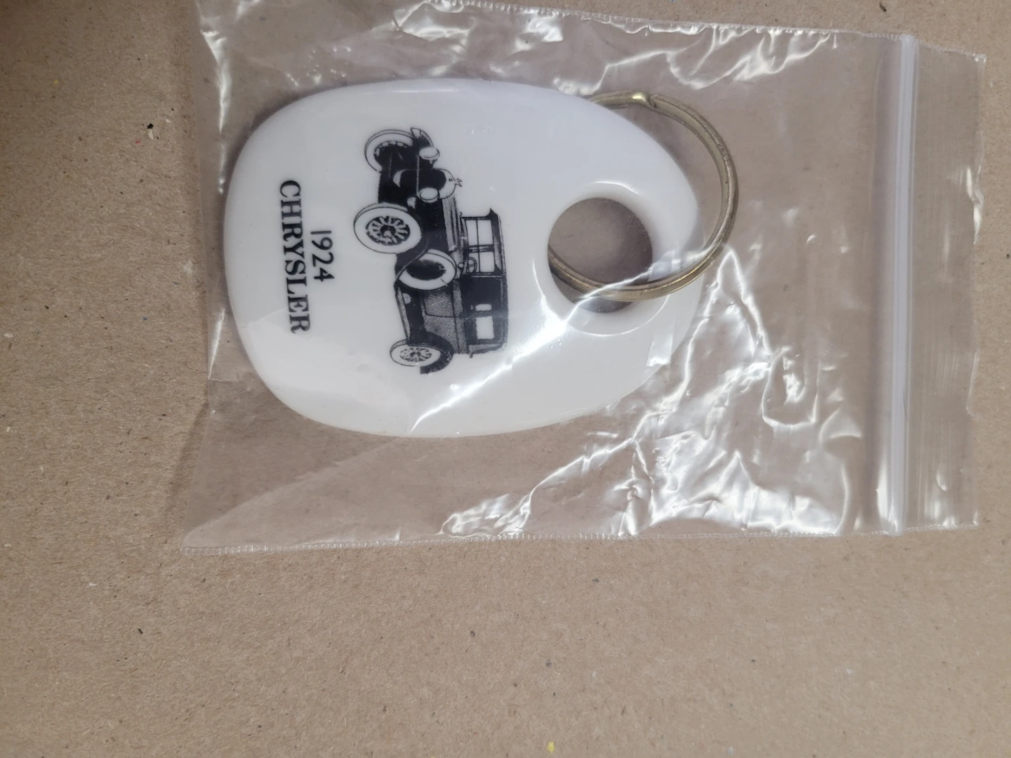 1998 Royal Doulton 1924 Chrysler Porcelain Keychain - photo 5