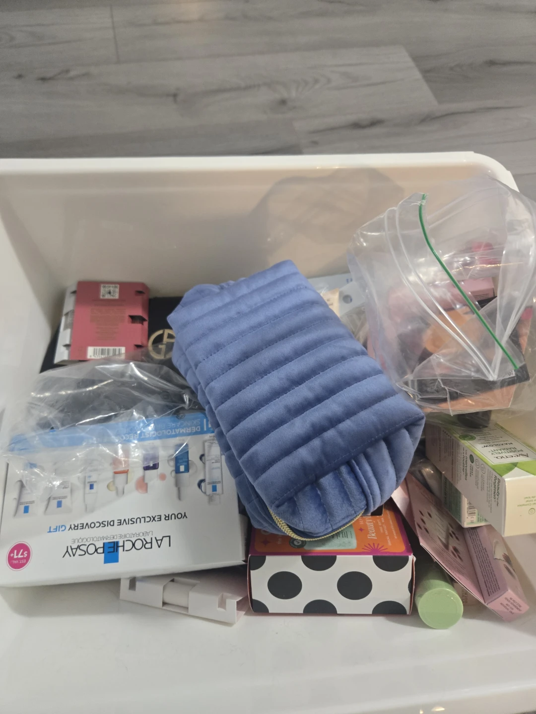 Assorted Perfume and Makeup Samples - photo 2