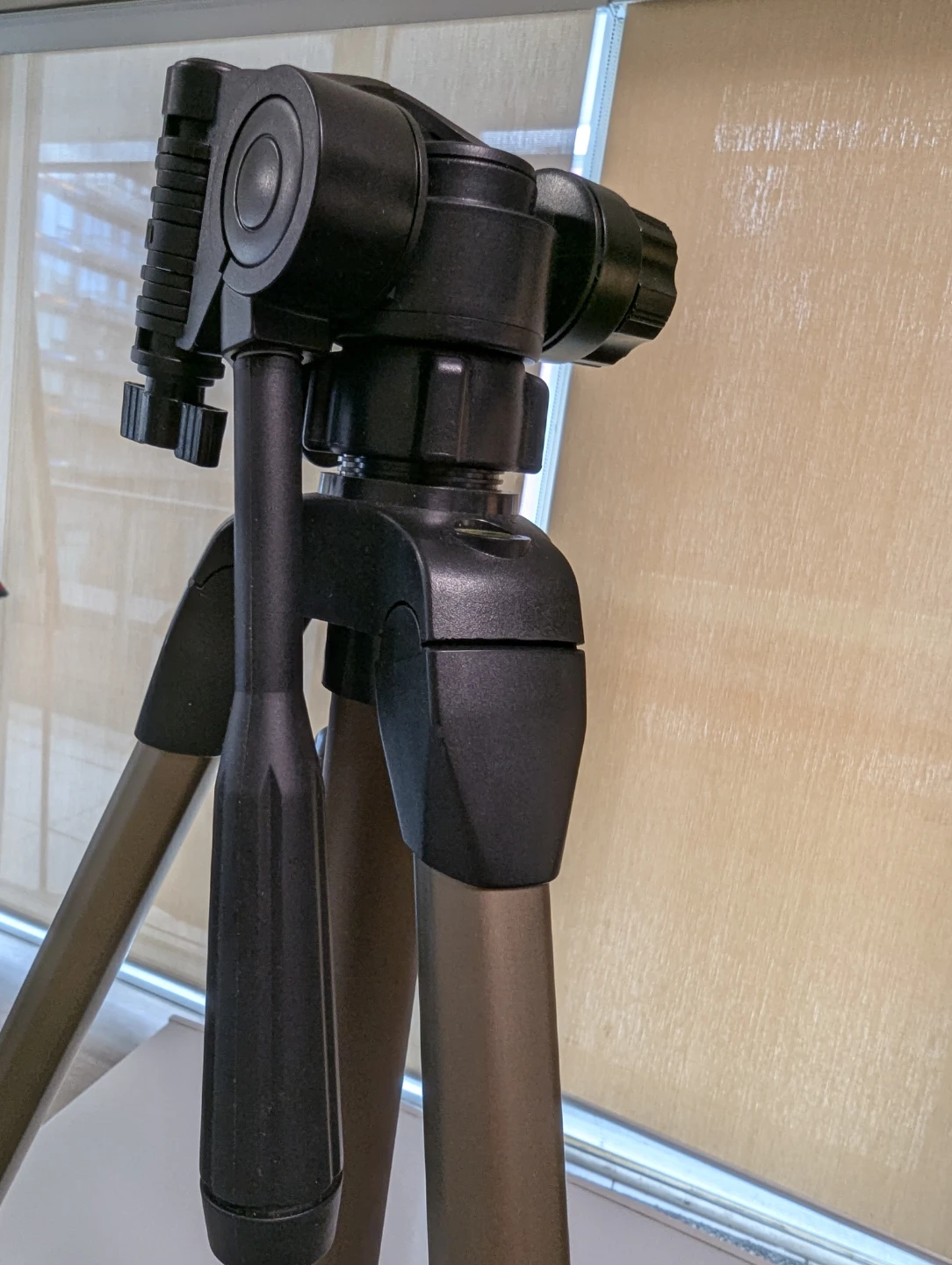 Dynex DX-TRP60 Tripod - photo 2