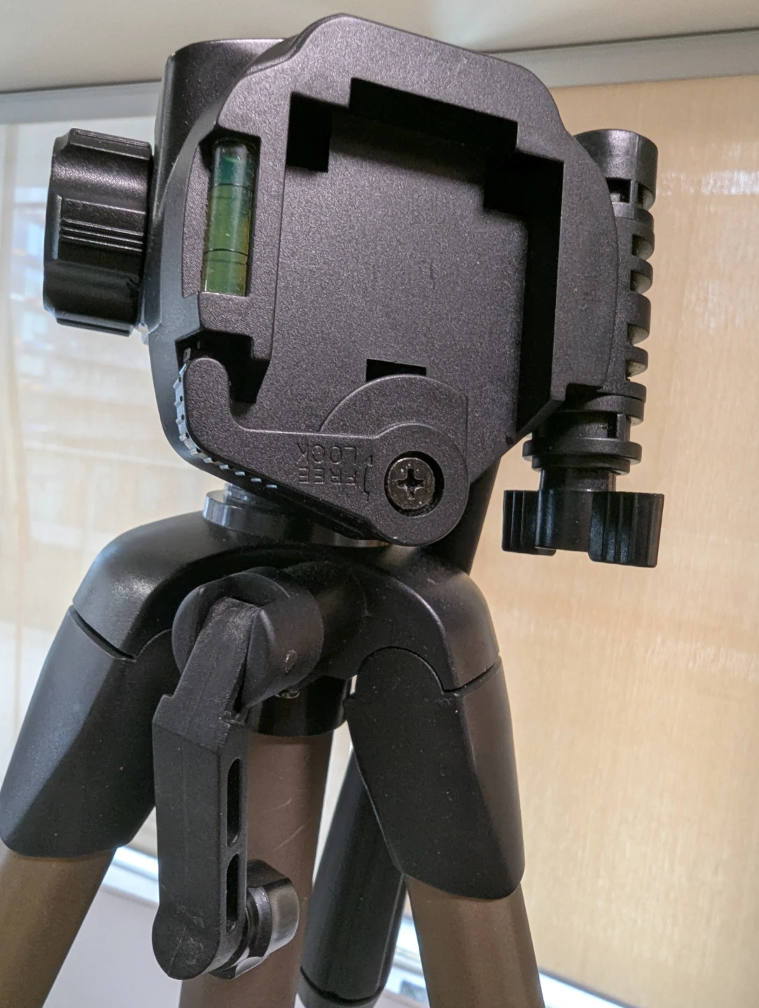 Dynex DX-TRP60 Tripod - photo 3
