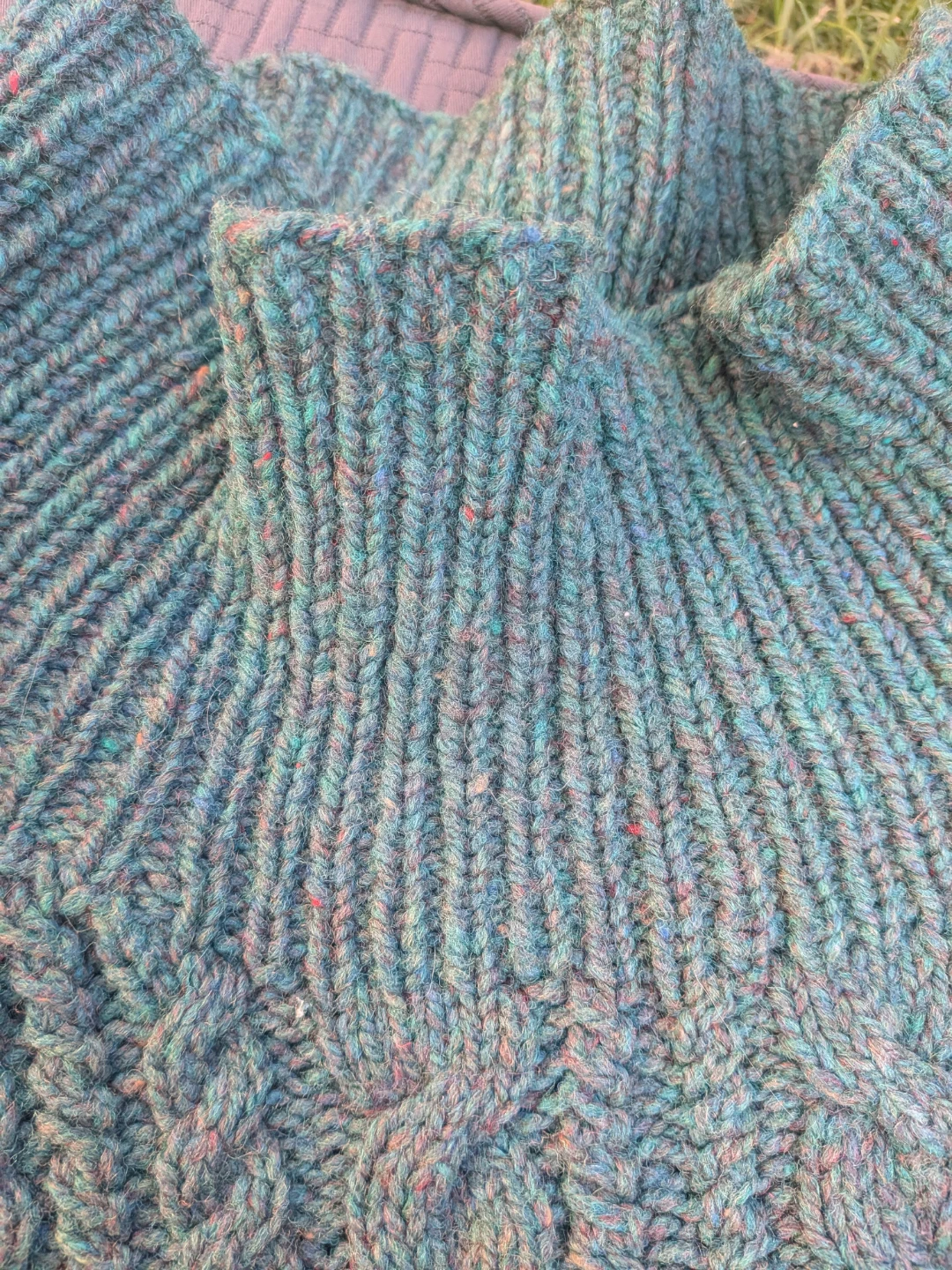 100% Pure Wool men's Sweaters sz large needs work - photo 3