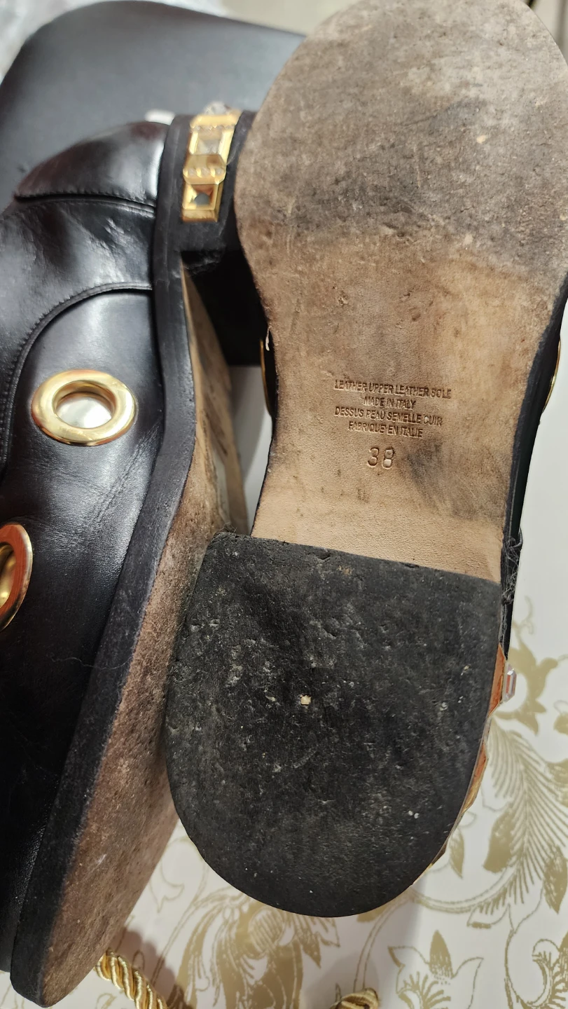 Black leather loafers with gold eyelets - photo 5