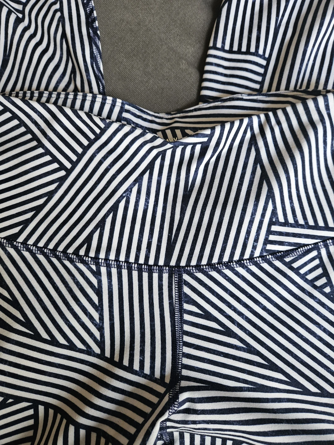 Old Navy Active Navy and White Striped Leggings - photo 2