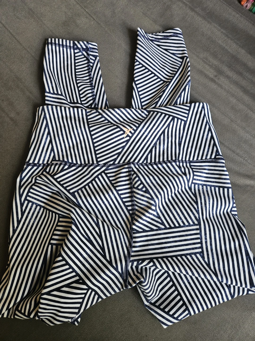 Old Navy Active Navy and White Striped Leggings - photo 3