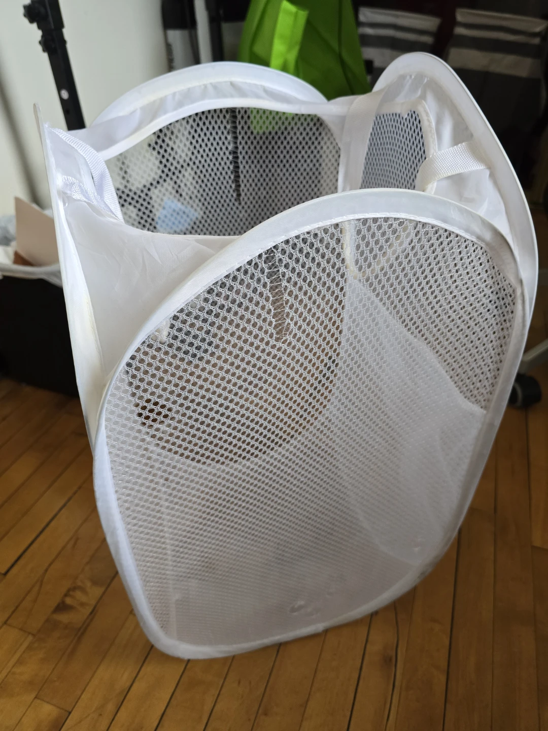 ⚽ White Mesh Pop-Up Laundry Hamper