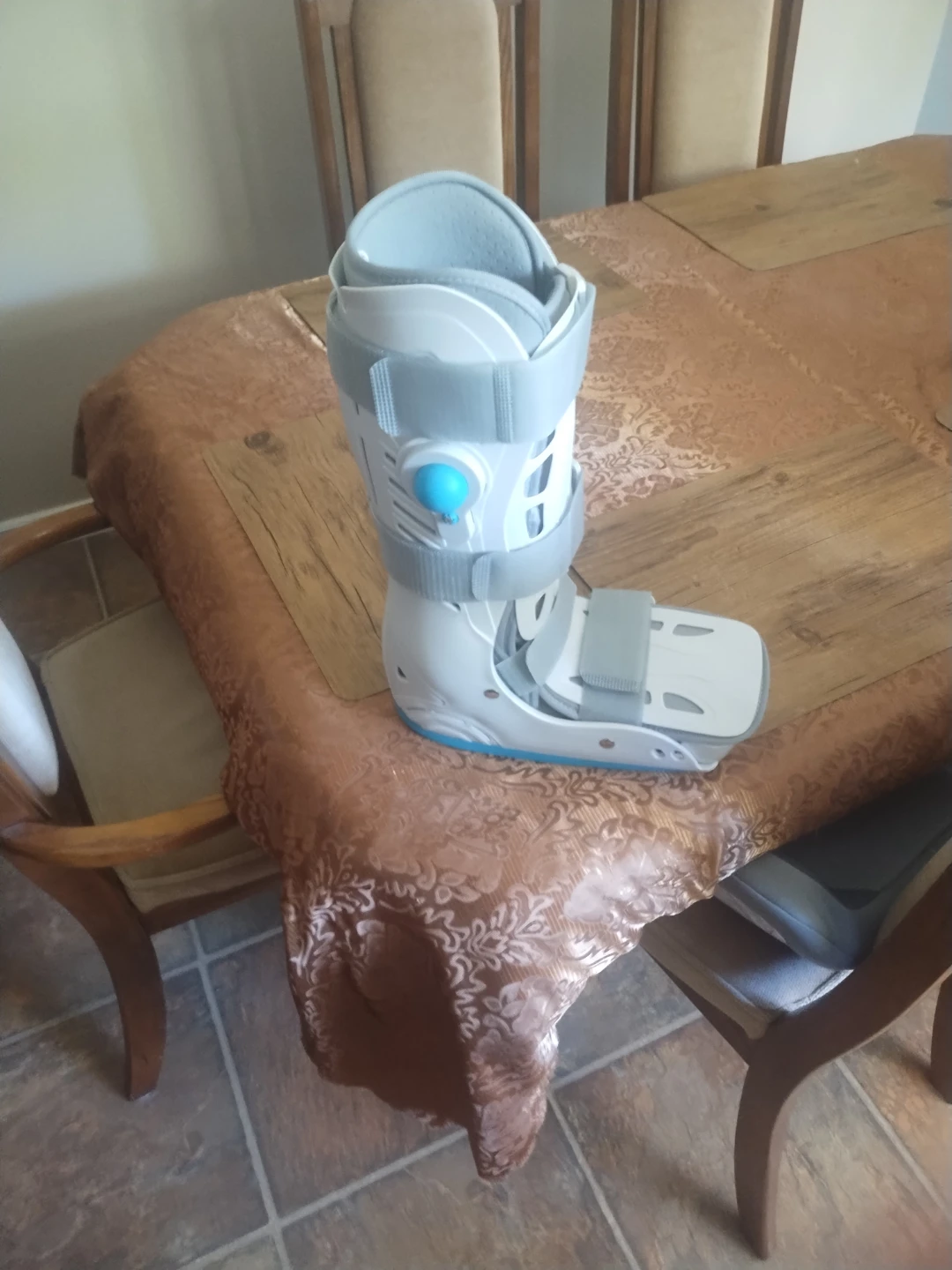 New.   GHORTHOUD Medical Inflatable Walker Boot - Size Medium