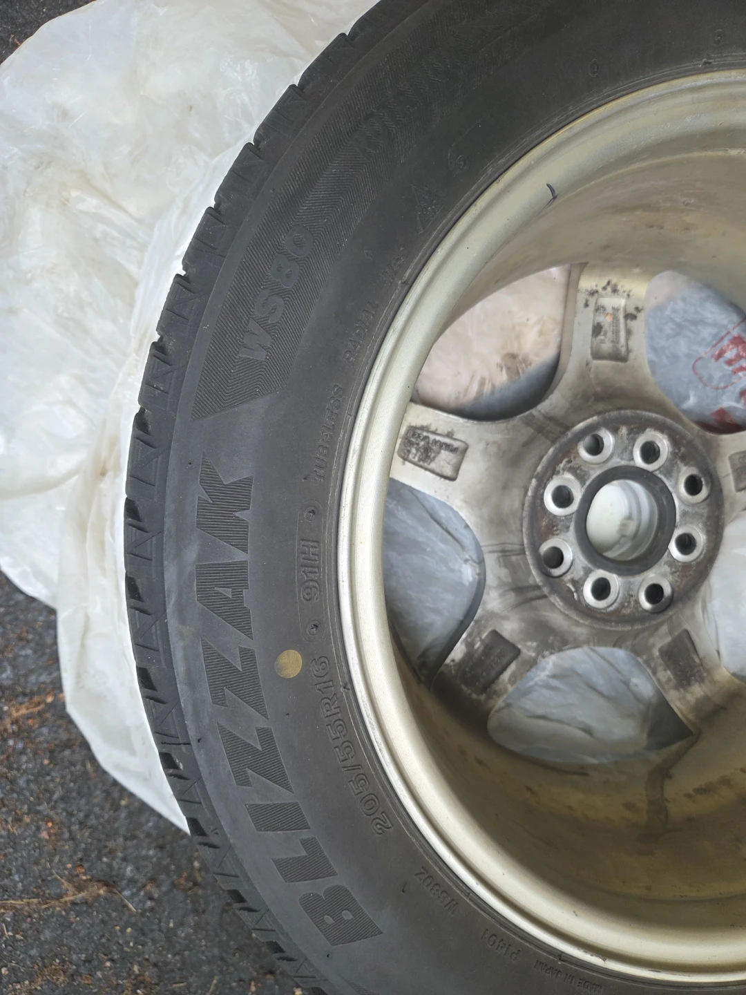 Bridgestone Blizzak WS80 Snow Tire 205/55R16