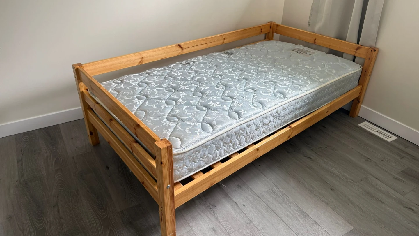 Sealy Posturepedic 700 Plush Mattress & bed frame - photo 3