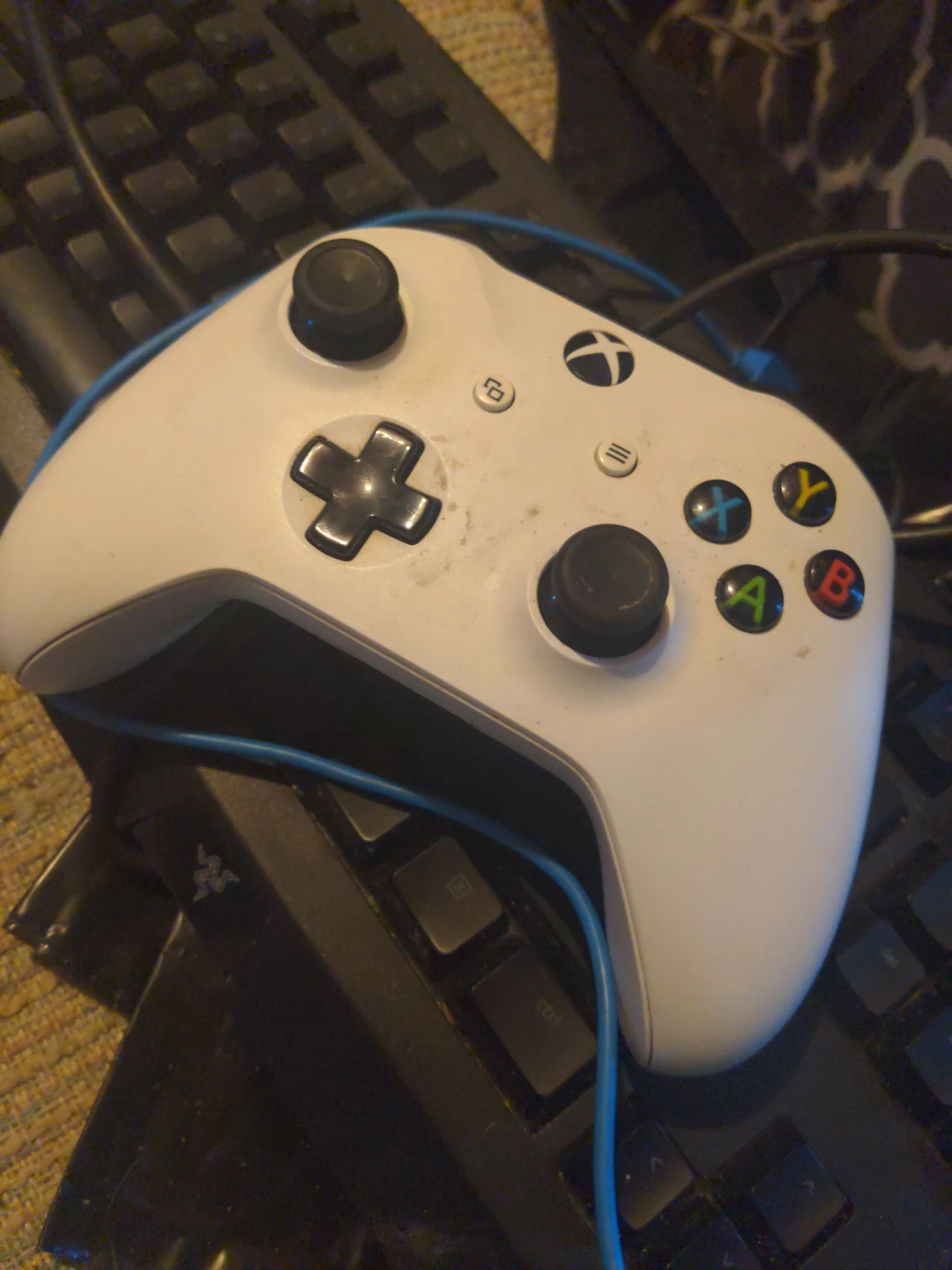 White Xbox Wireless Controller - photo 2