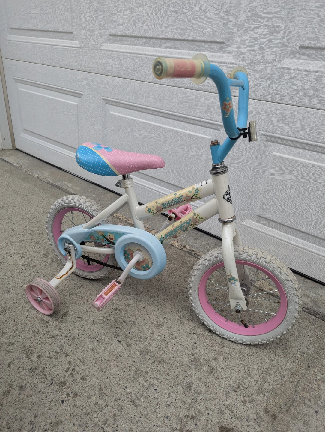 Old little girls huffy bike with training wheels