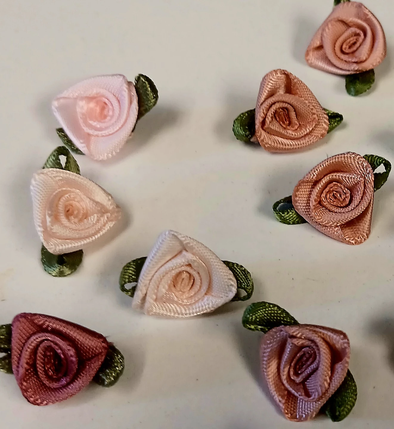20 pc of Silk Ribbon Roses Embellishments (Mixed Colours) - photo 4