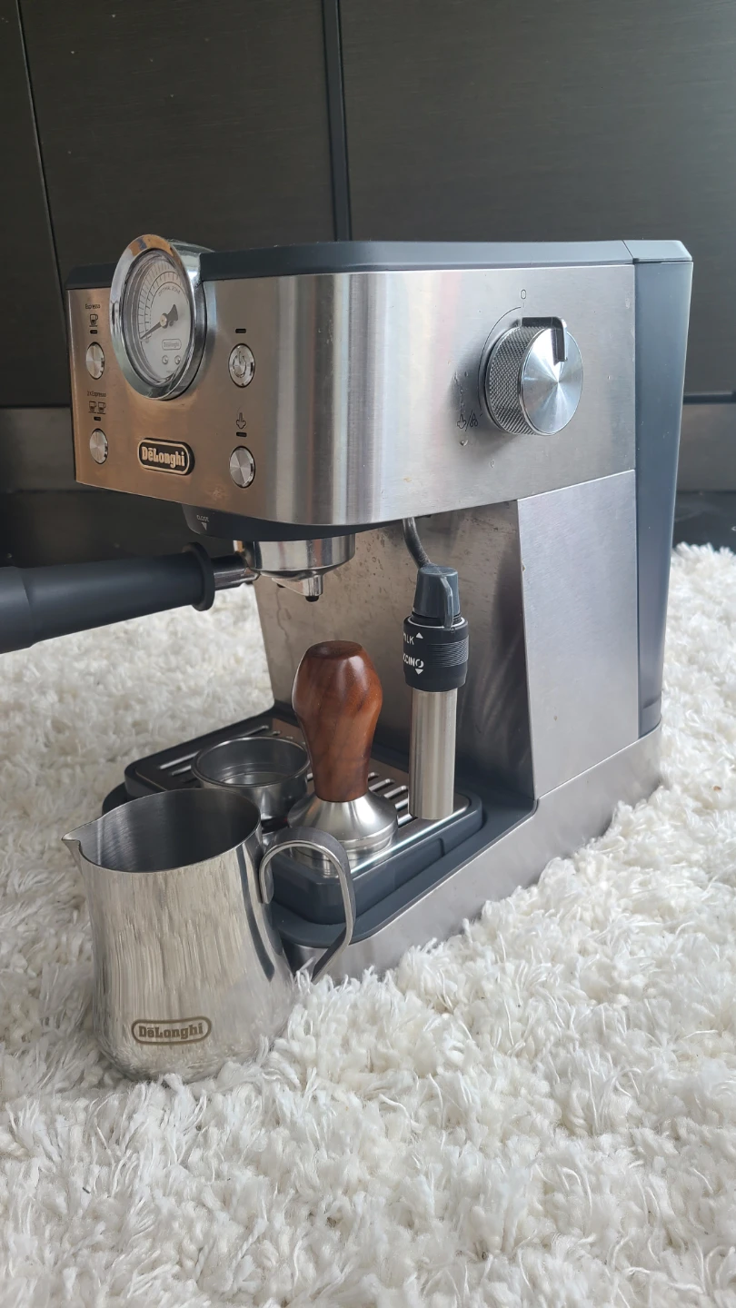DeLonghi Espresso Machine, steam milk cup and tamper included - photo 2