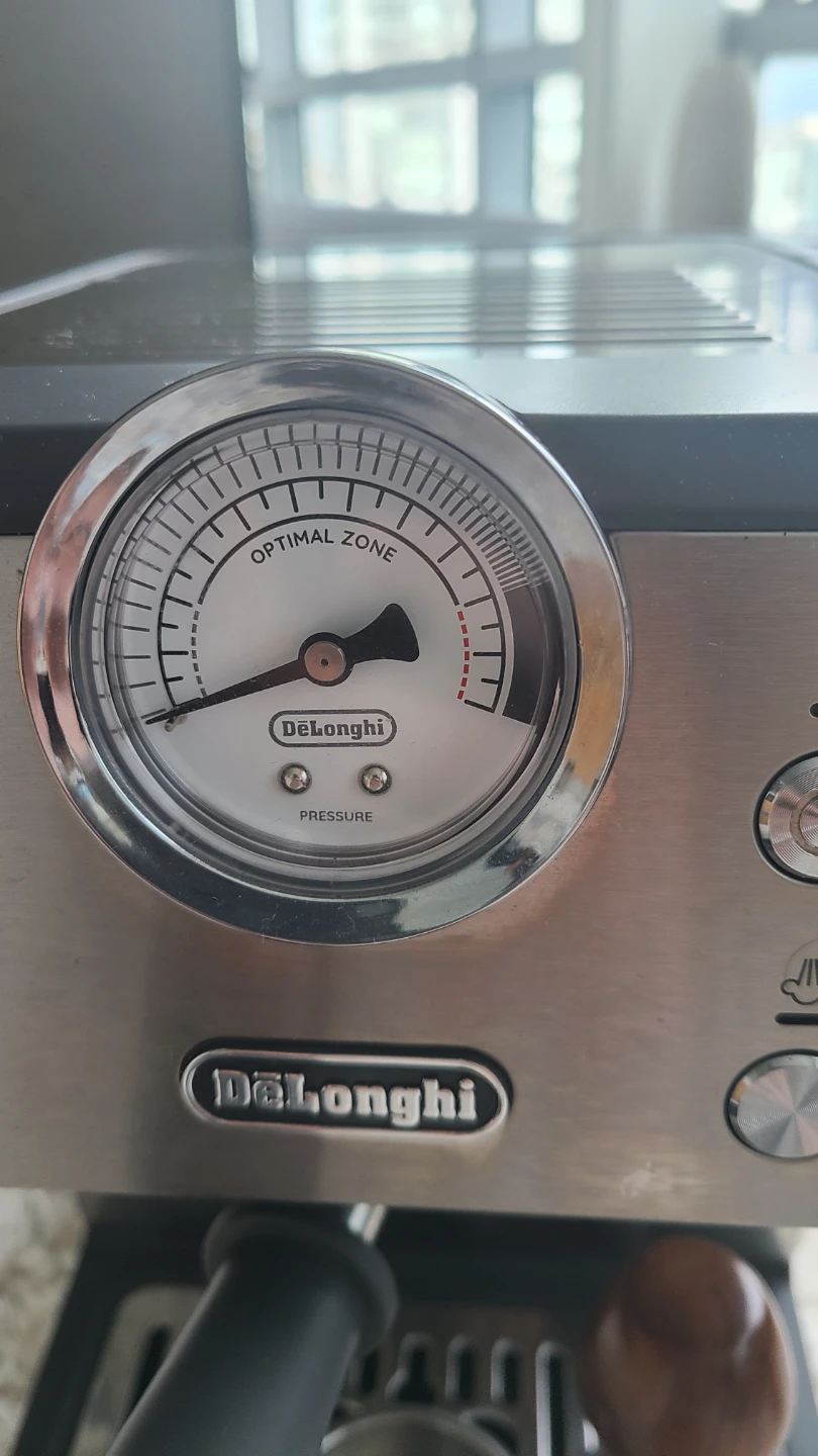 DeLonghi Espresso Machine, steam milk cup and tamper included - photo 3