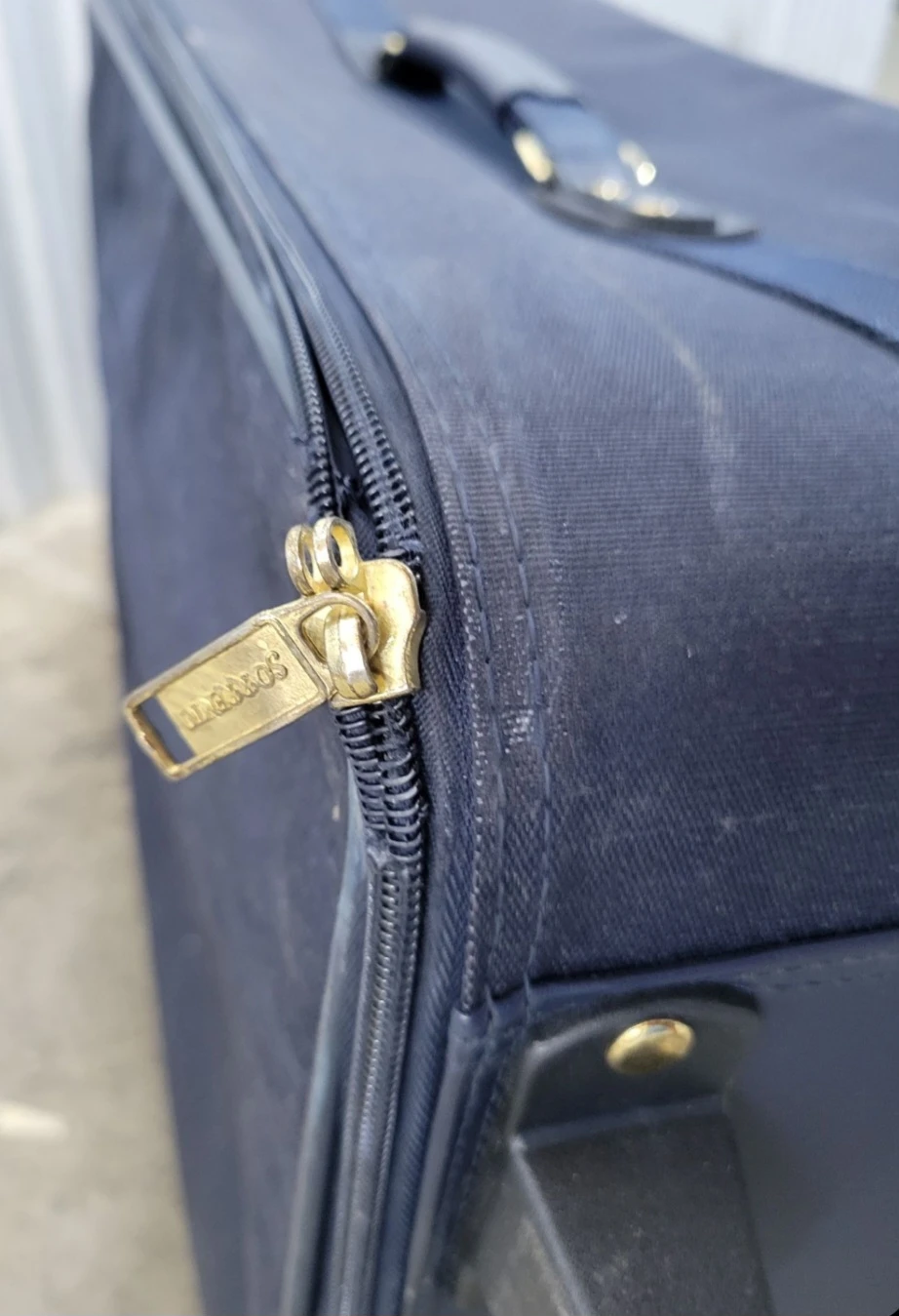 One way suitcase. Has a problem! - photo 5