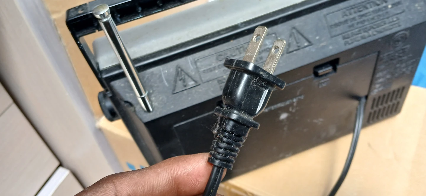 GE Portable AM/FM Radio - photo 3