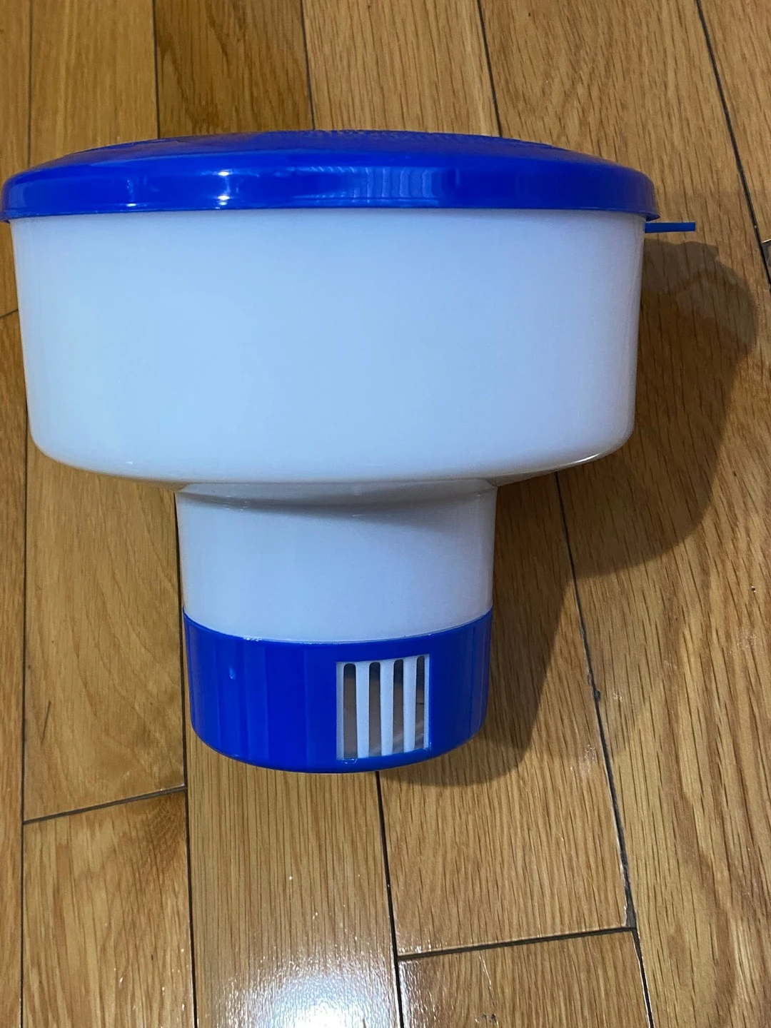 FREE Blue and White Pool Chemical Floater Dispenser ⚽